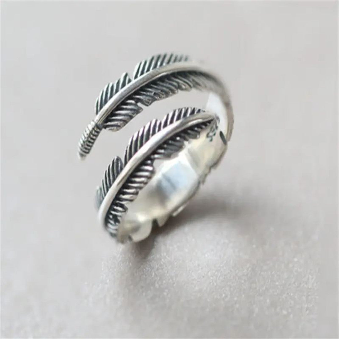 Ring in Altsilber mit Federdesign - verstellbar Karma