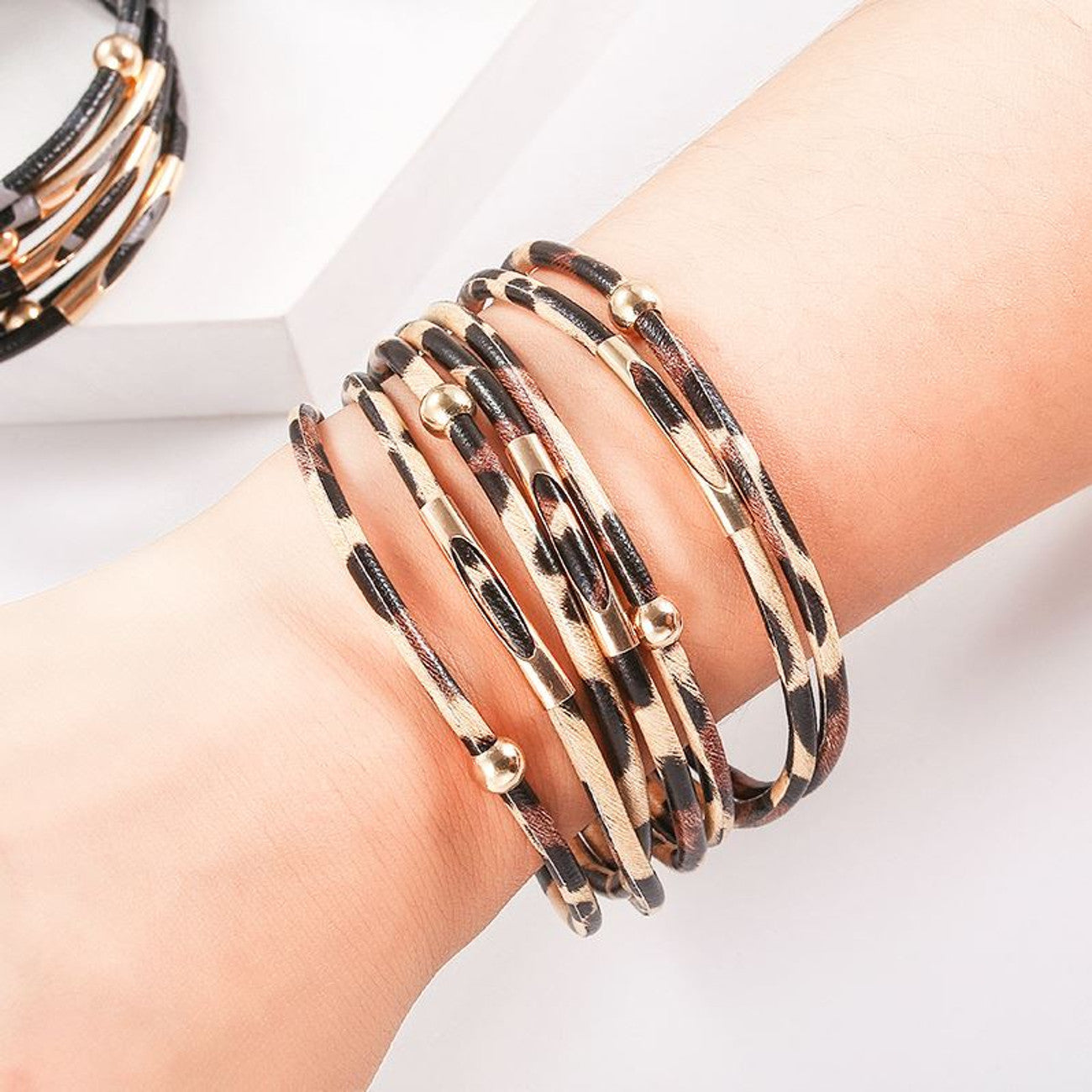 Armband Leo Weiß, Braun oder Schwarz KARMA