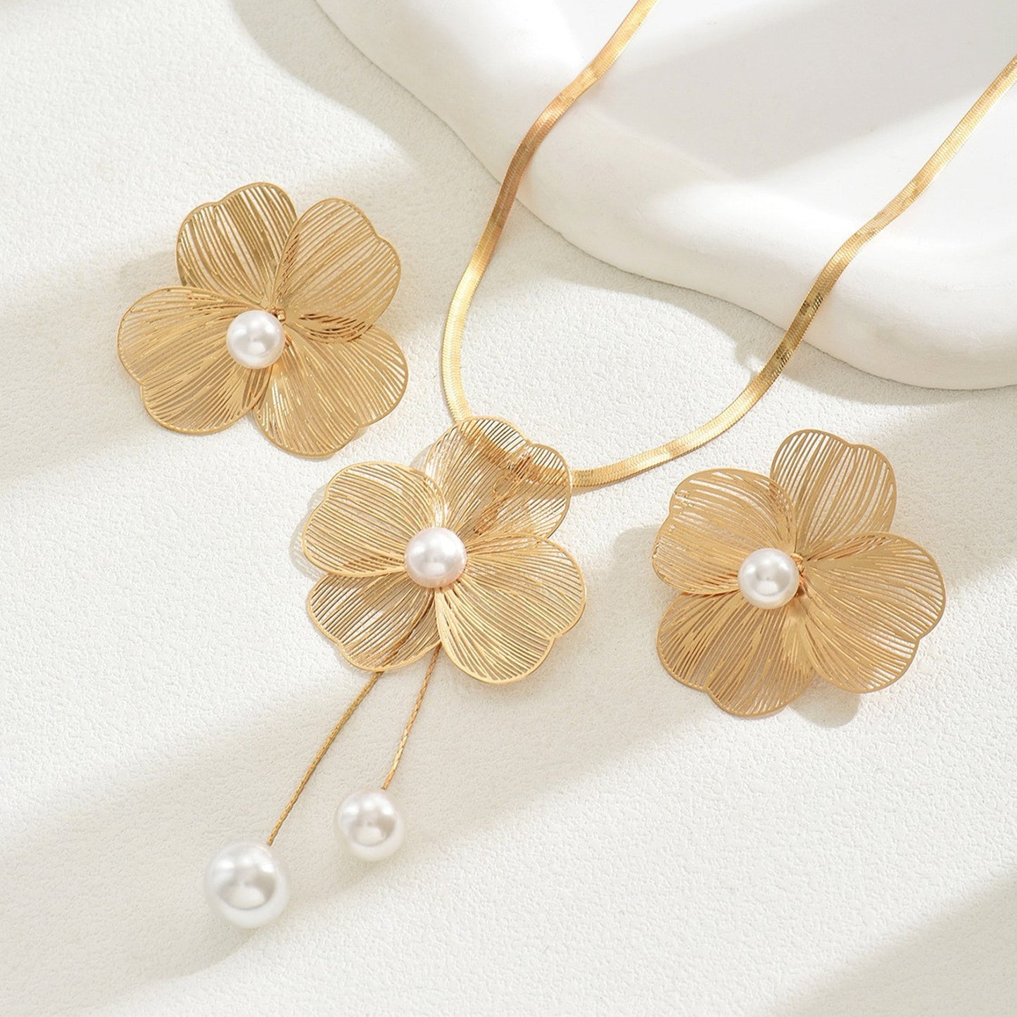 Schmuckset Blume Gold Halskette Ohrringe Statementkette modern Karma