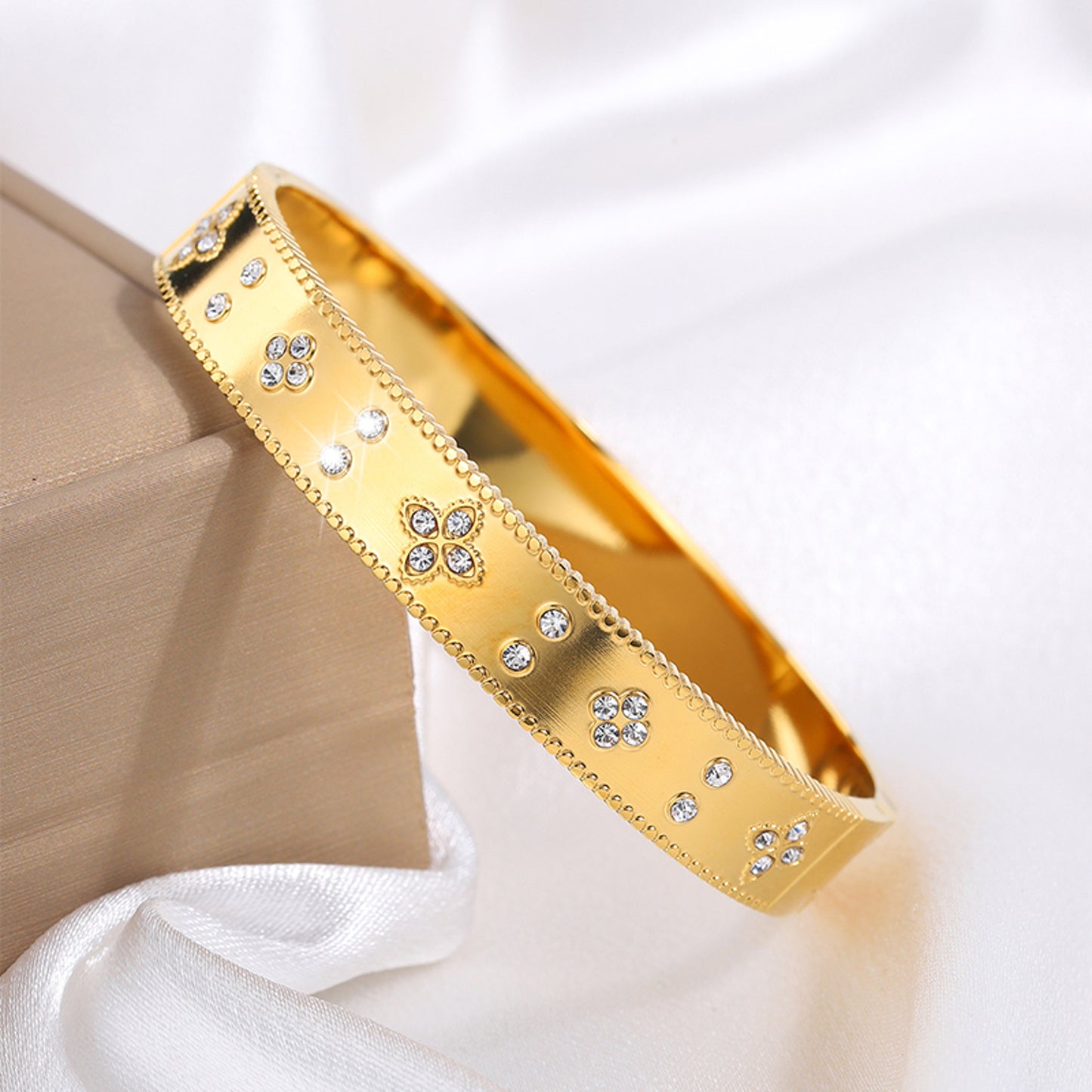 Armreif Floral Oval Gold 6 cm Edelstahl vergoldet wasserfest hypoallergen rostfrei Karma