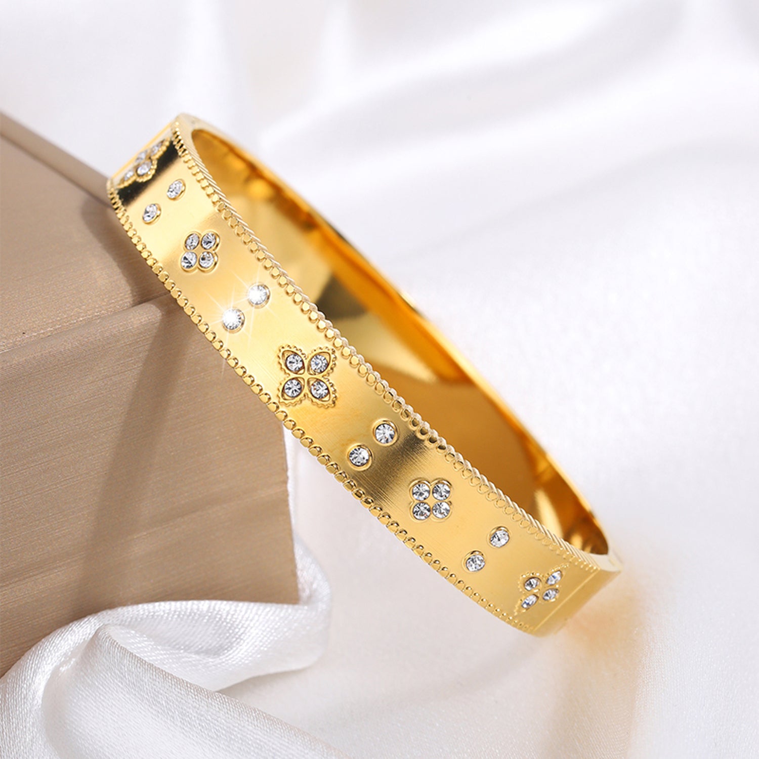 Armreif Floral Oval Gold 6 cm Edelstahl vergoldet wasserfest hypoallergen rostfrei Karma
