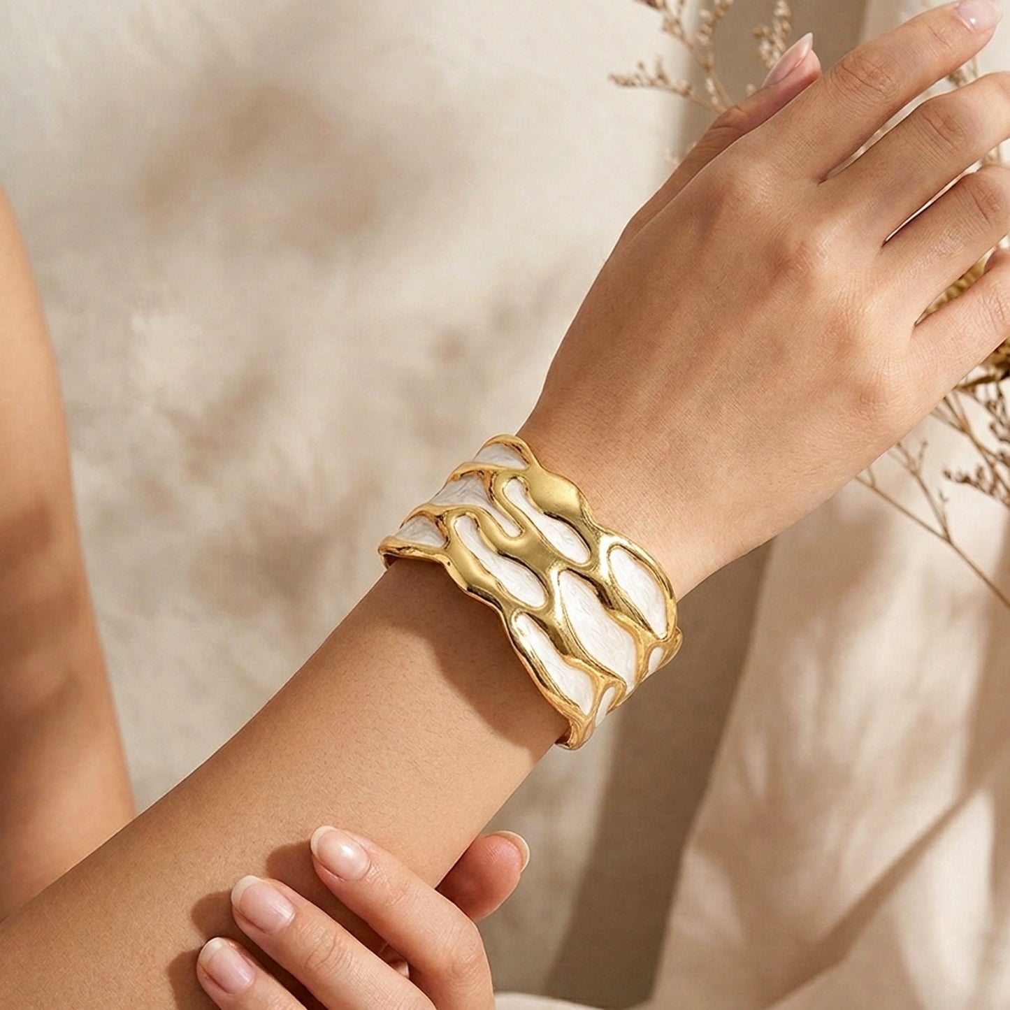 Armreif Gold Creme 5 cm Damen Edelstahl vergoldet hypoallergen Damenarmreif Armschmuck Karma