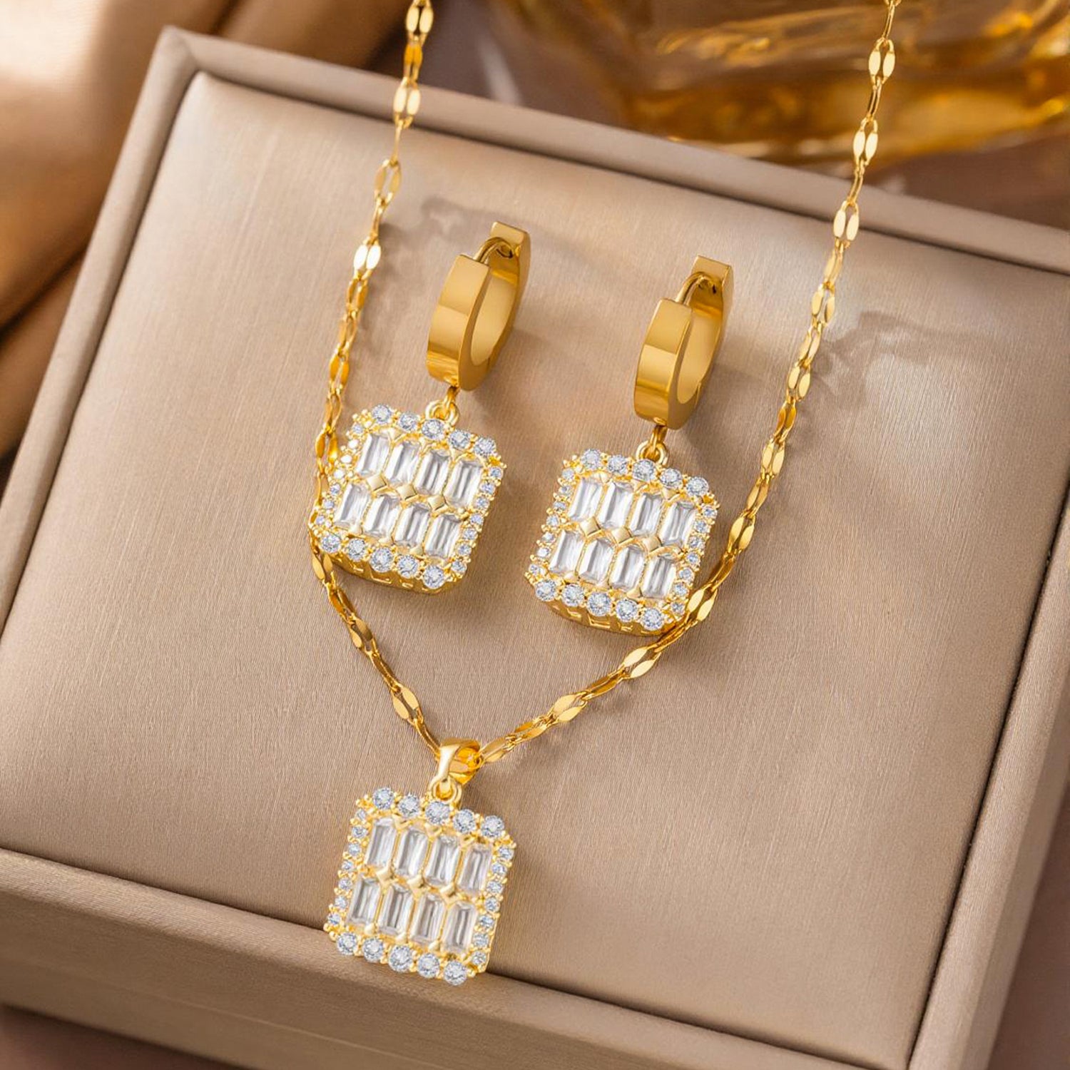 Schmuckset Kristalle Gold Halskette und Ohrringe Edelstahl vergoldet wasserfest hypoallergen rostfrei Karma