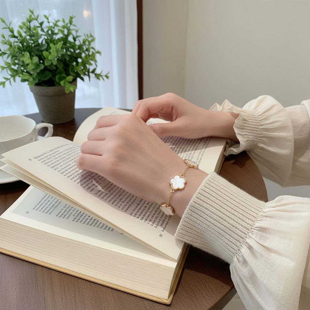 Armband Blume Gold Weiß 17 cm Damenarmband Blumenarmband Karma