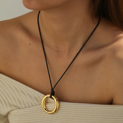 Halskette Schwarz Gold PU Leder Edelstahl vergoldet Kette mit Anhänger Lederkette Karma
