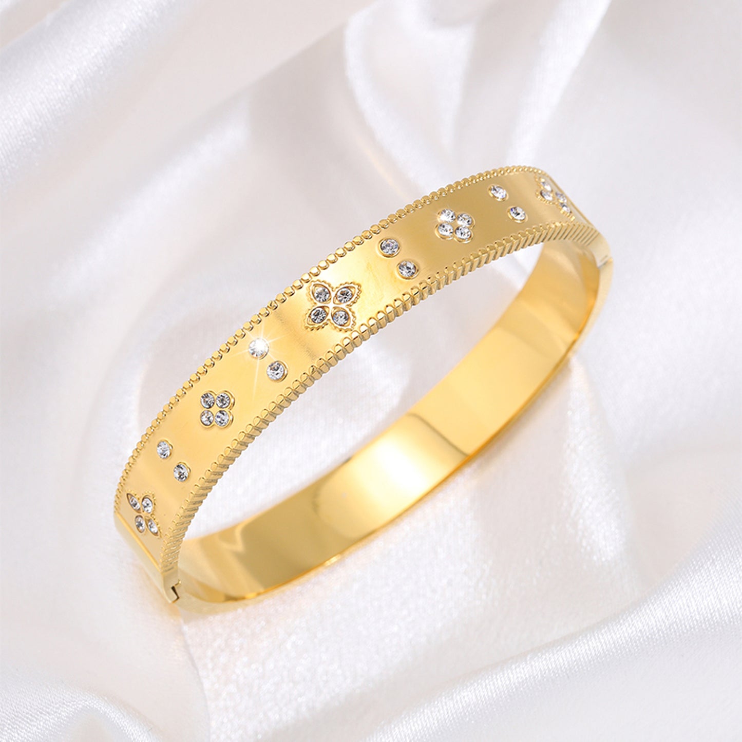 Armreif Floral Oval Gold 6 cm Edelstahl vergoldet wasserfest hypoallergen rostfrei Karma