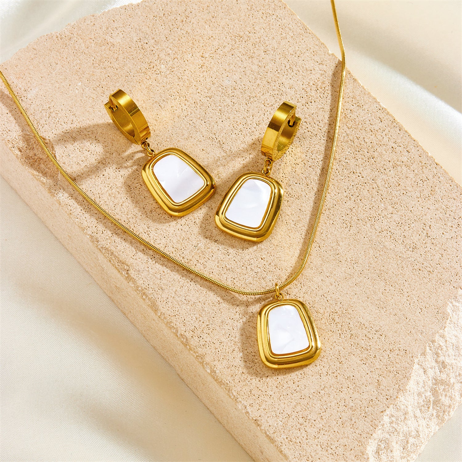 Schmuckset Gold Weiß Ohrringe und Halskette Edelstahl wasserfest hypoallergen rostfrei Karma