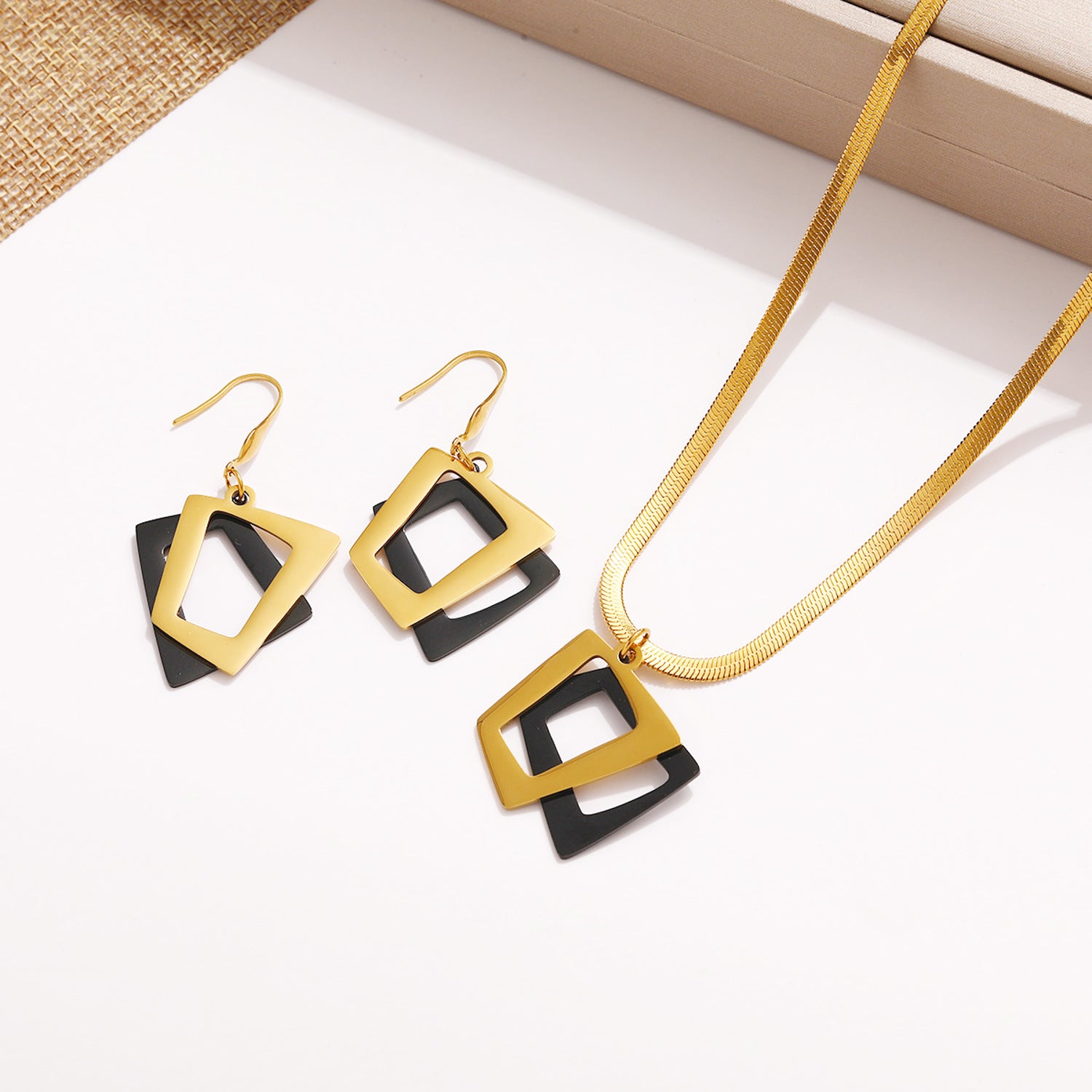 Schmuckset Gold Schwarz Ohrringe und Halskette Edelstahl wasserfest hypoallergen rostfrei Karma
