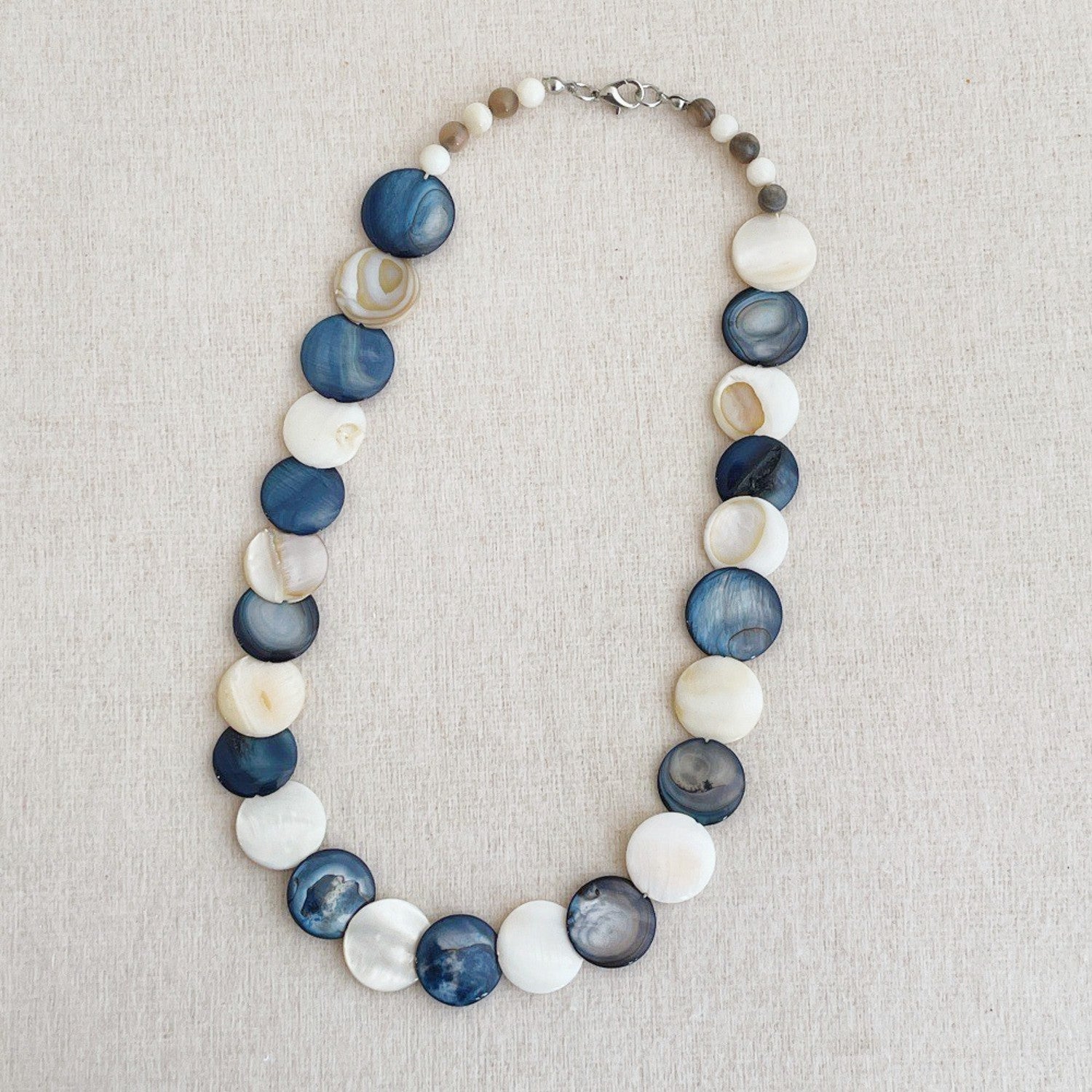 Halskette maritim Blau Weiß 47 cm Muscheln modern Damen Kette Karma