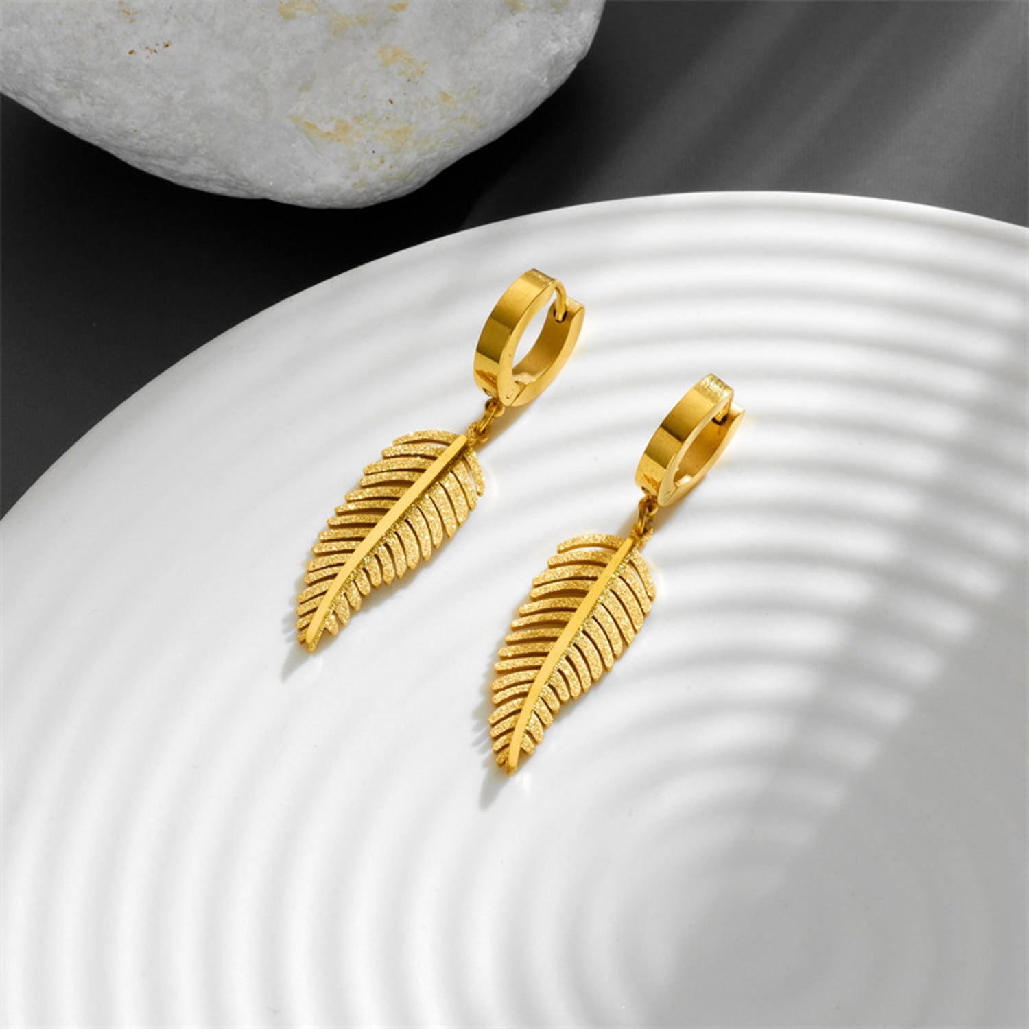 Ohrringe Blatt Gold Edelstahl 4 cm Damen Creolen wasserfest hypoallergen Karma