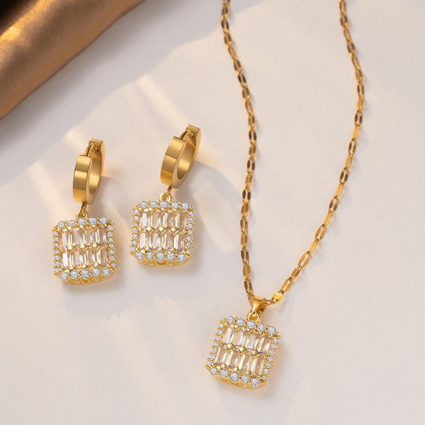 Schmuckset Kristalle Gold Halskette und Ohrringe Edelstahl vergoldet wasserfest hypoallergen rostfrei Karma
