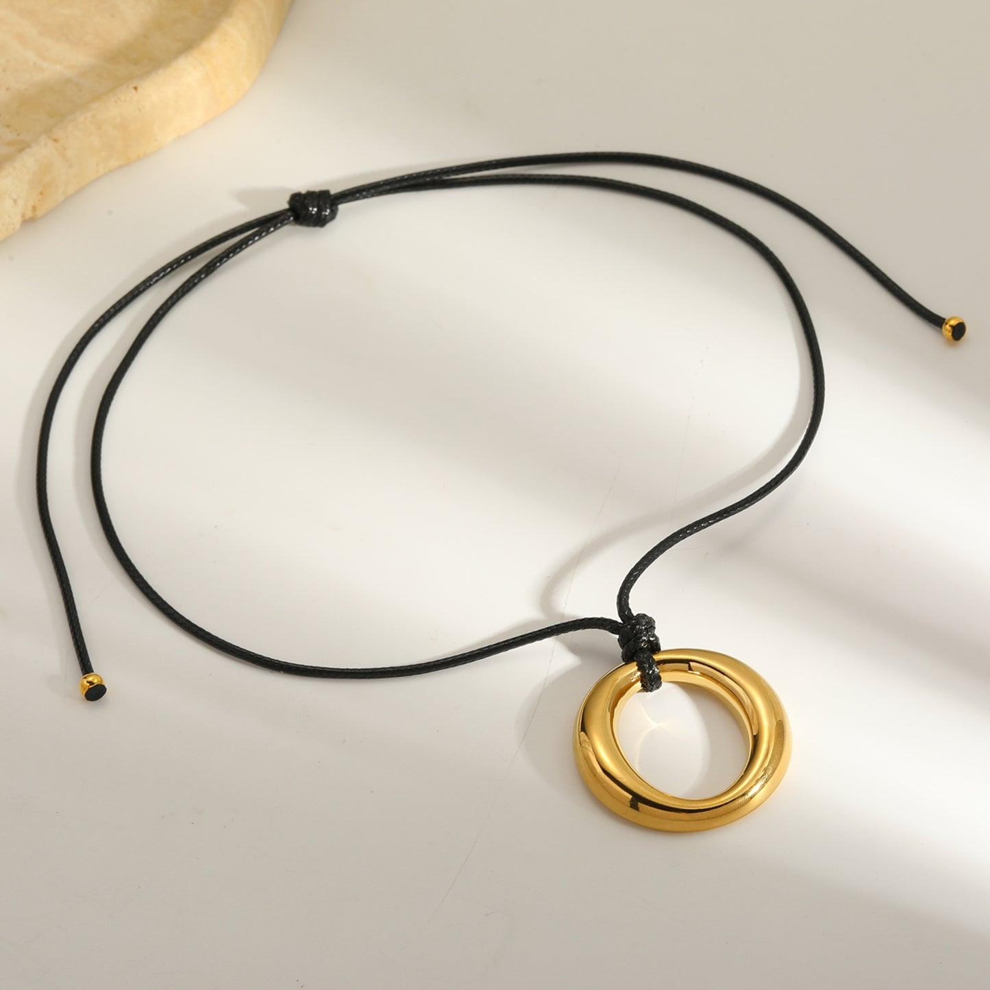 Halskette Schwarz Gold PU Leder Edelstahl vergoldet Kette mit Anhänger Lederkette Karma