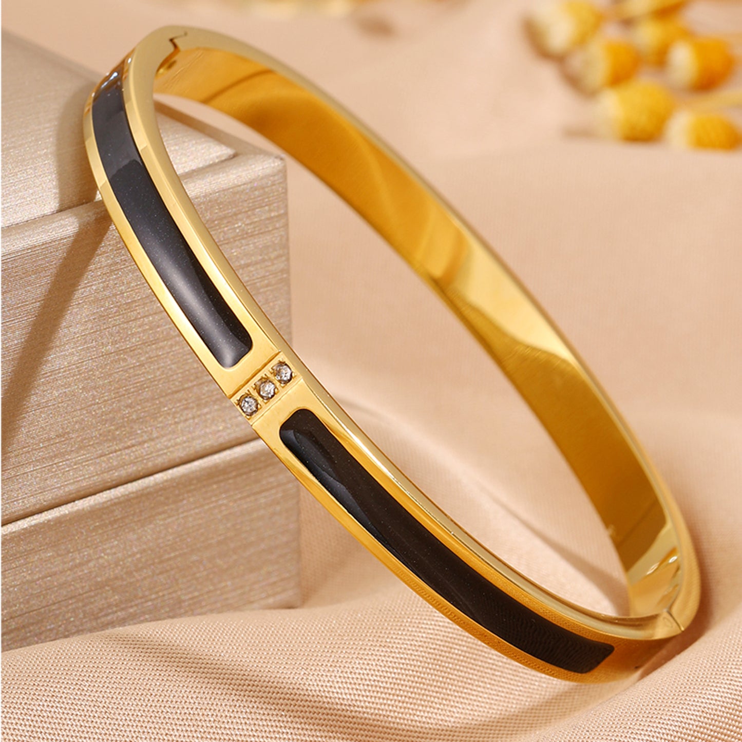 Armreif Gold Schwarz Edelstahl vergoldet Damenarmreif wasserfest hypoallergen Karma