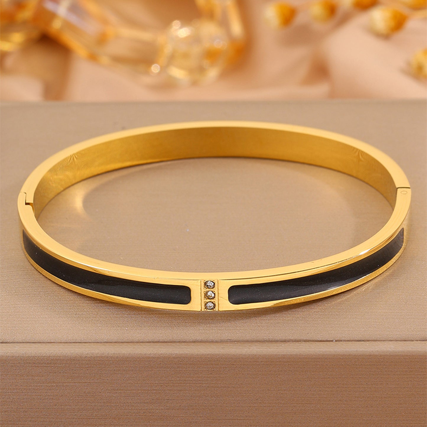 Armreif Gold Schwarz Edelstahl vergoldet Damenarmreif wasserfest hypoallergen Karma