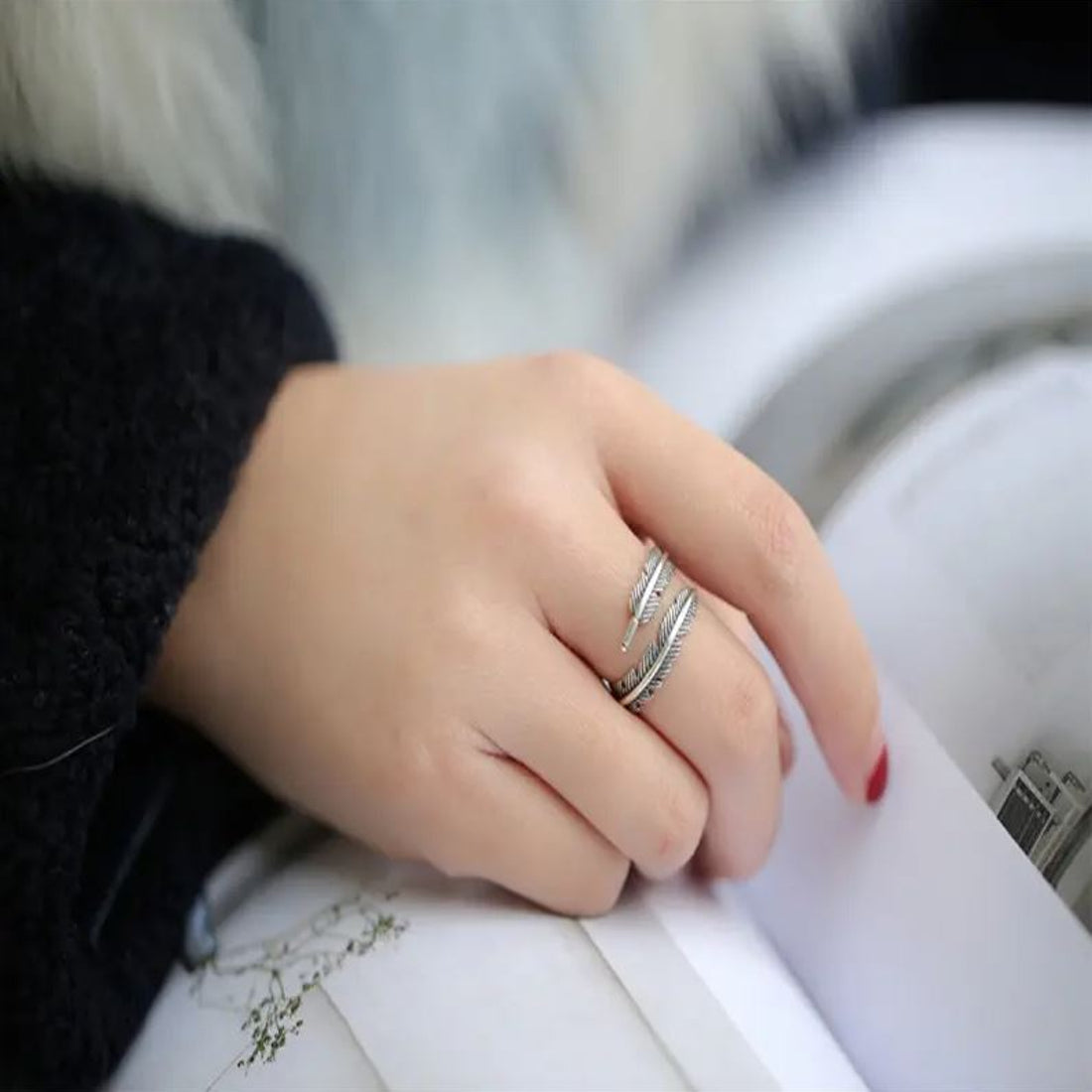 Ring in Altsilber mit Federdesign - verstellbar Karma