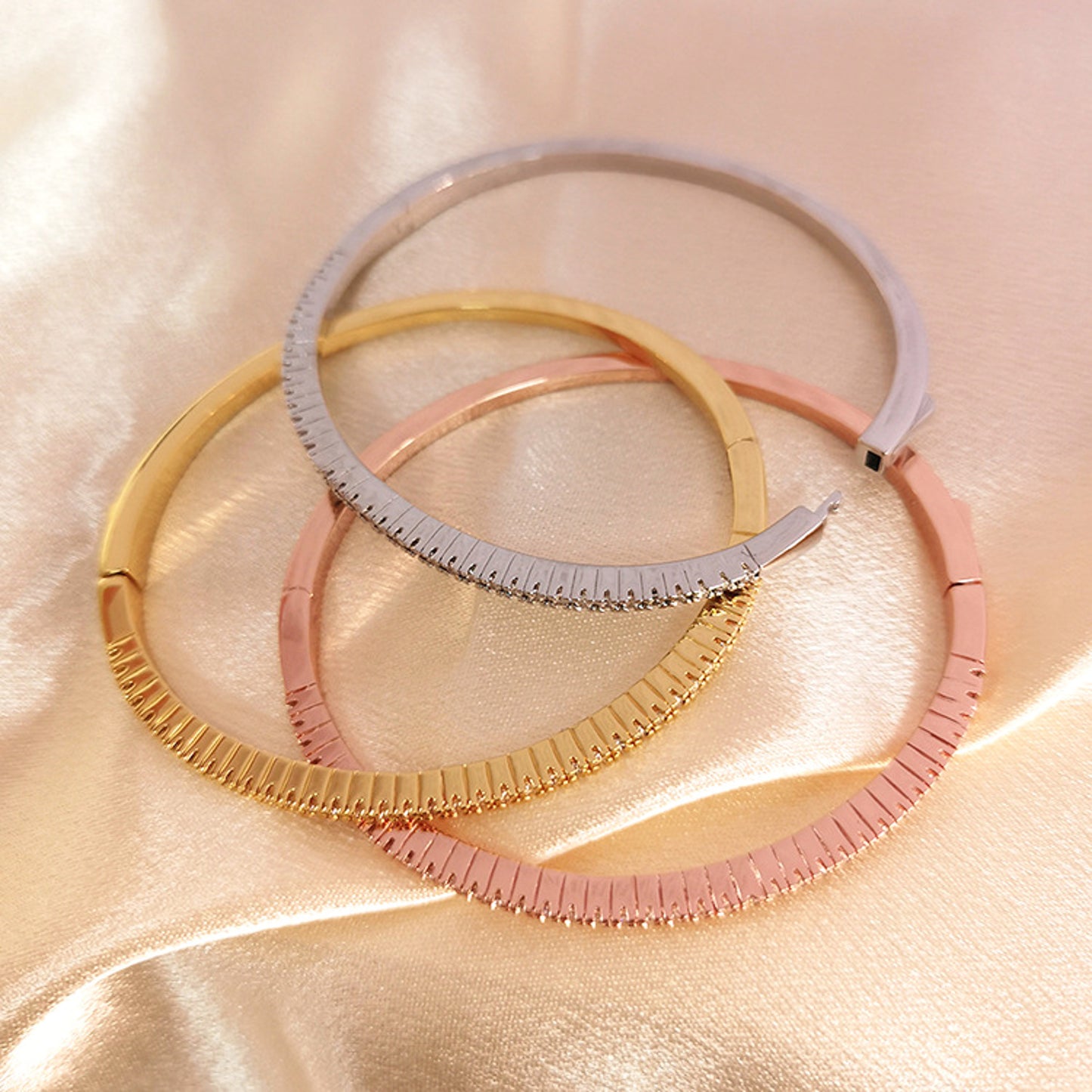 Armreif Zirkone Roségold 6 cm Damen hypoallergen Damenarmreif Armschmuck Karma