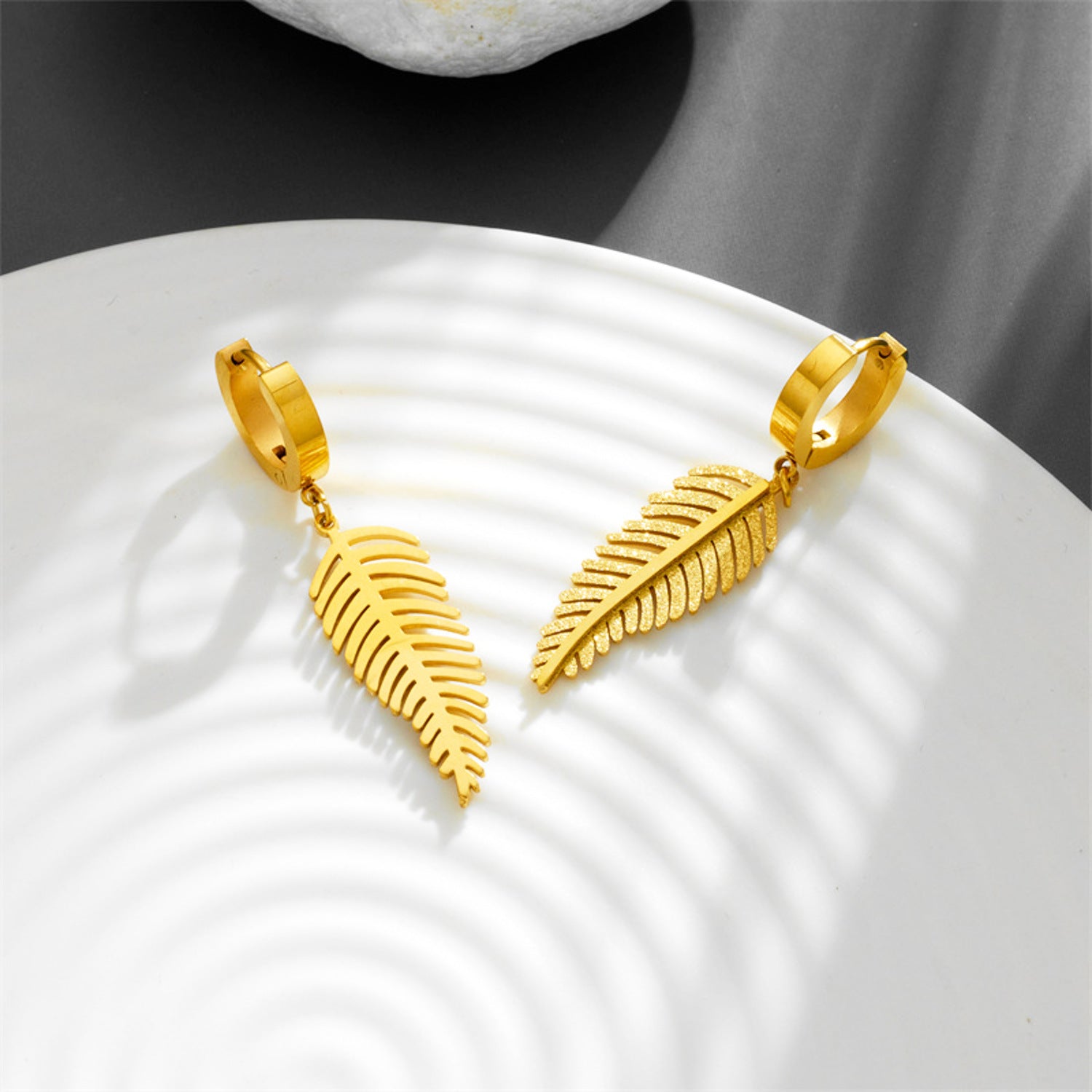 Ohrringe Blatt Gold Edelstahl 4 cm Damen Creolen wasserfest hypoallergen Karma