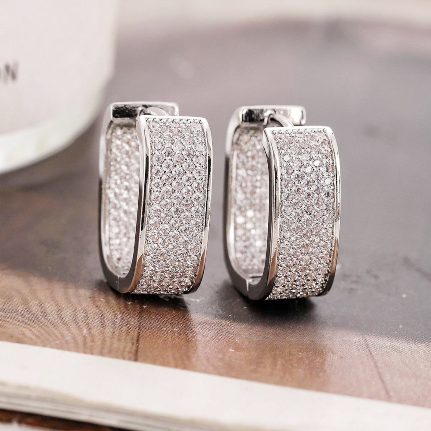 Creolen Kristalle Silber 2 cm Damen Ohrringe Kristallcreolen Karma