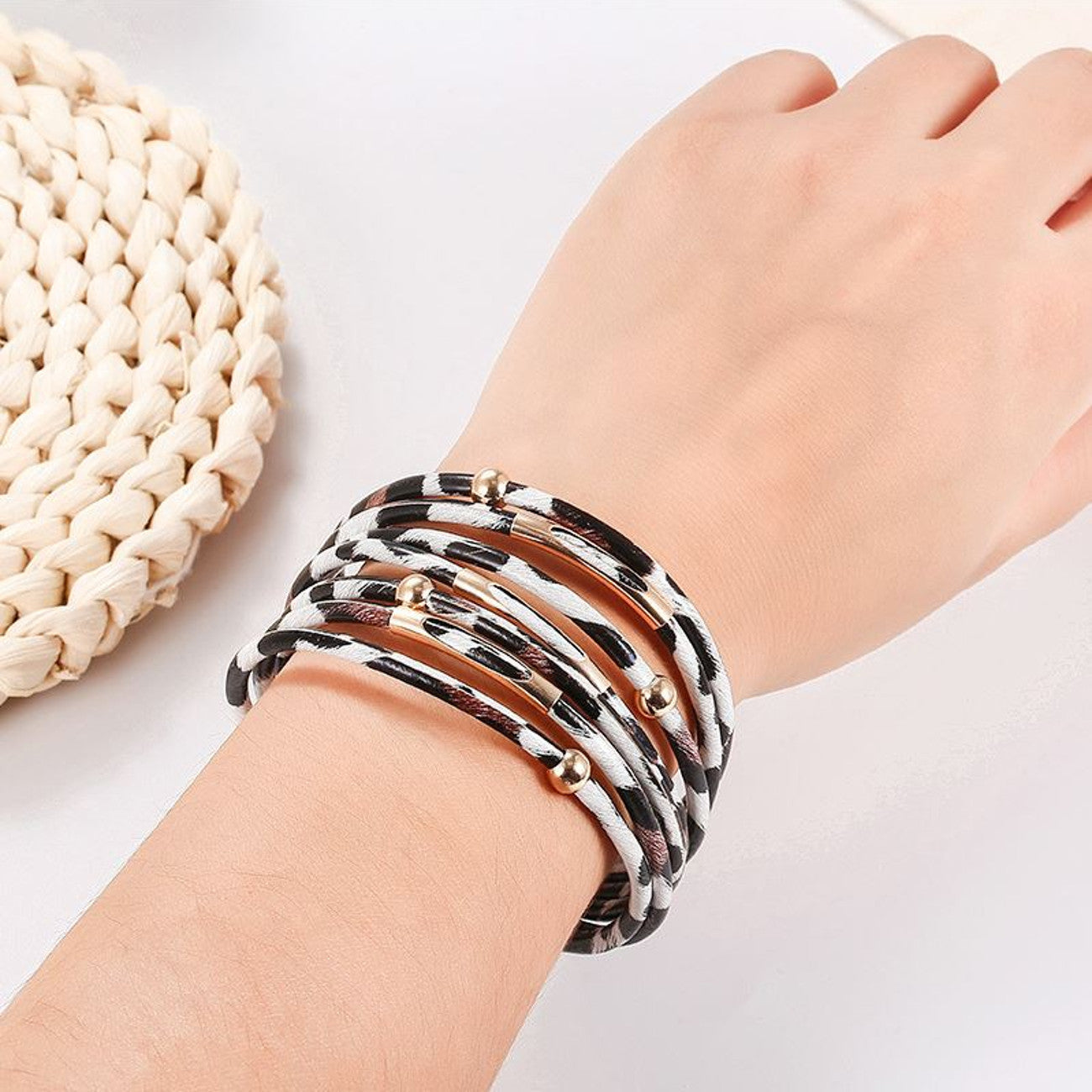 Armband Leo Weiß, Braun oder Schwarz KARMA