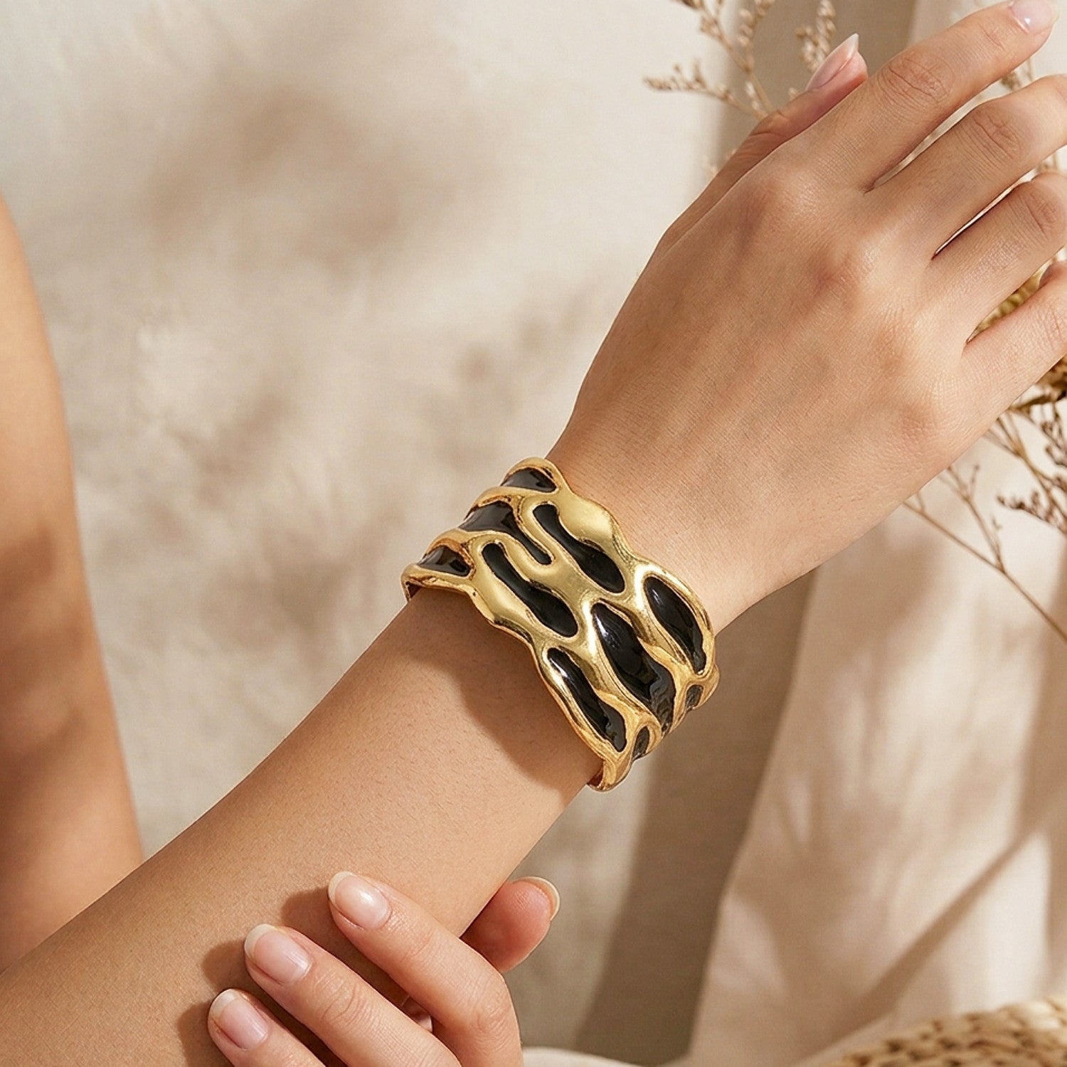 Armreif Gold Schwarz 5 cm Damen Edelstahl vergoldet hypoallergen Damenarmreif Armschmuck Karma
